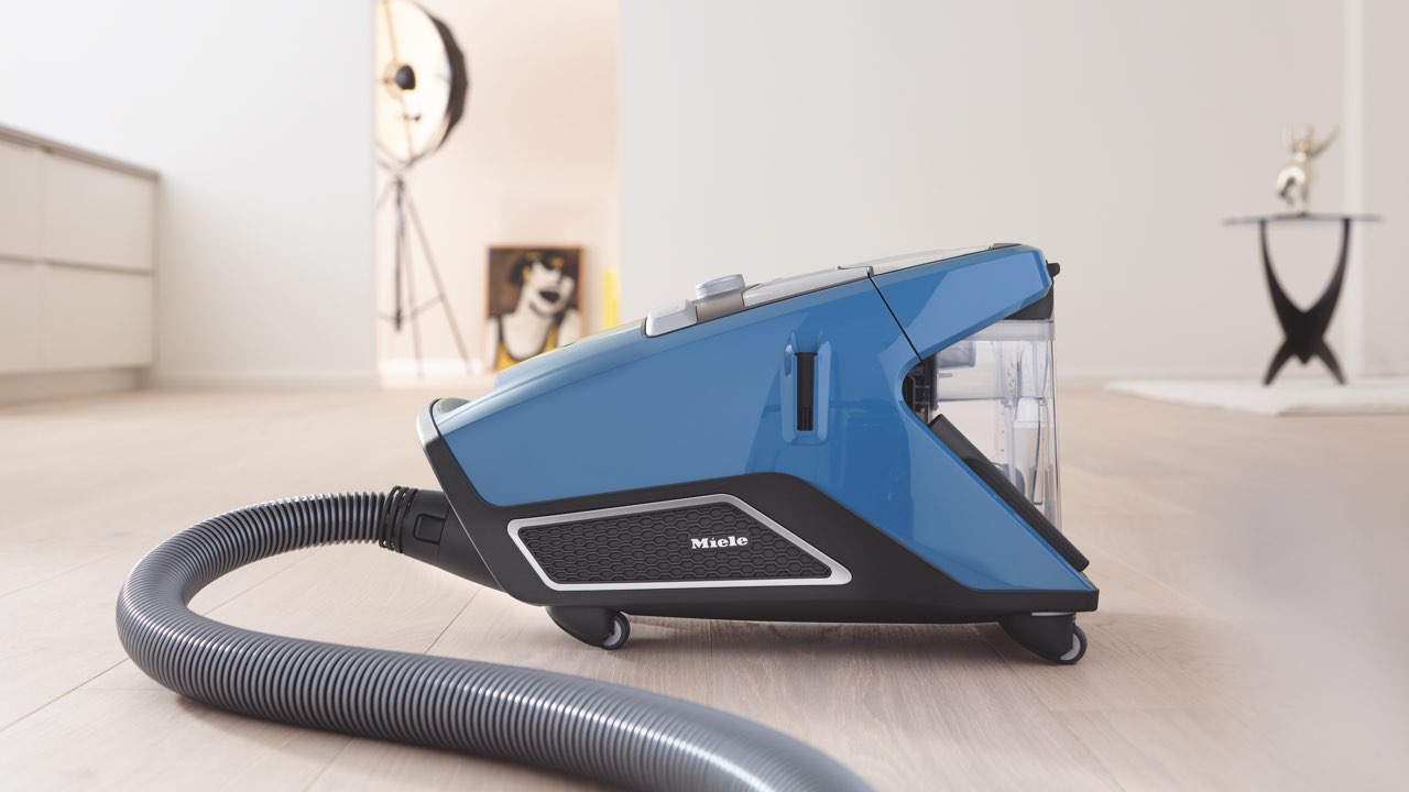 Miele Bagless Canister vacuum Blizzard Turbo Team